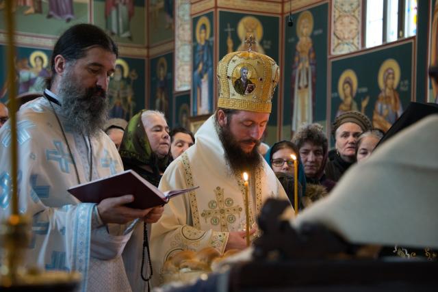 Hram la Sihăstria Putnei: „În momentul în care păcătuim, se face zid între noi și Dumnezeu”