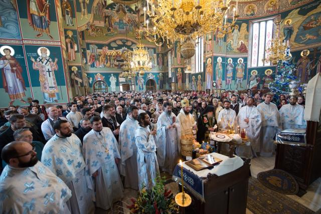 (Foto) Mănăstirea Sihăstria Putnei și-a sărbătorit ocrotitorul, pe Sfântul Serafim de Sarov, prin Liturghie arhierească