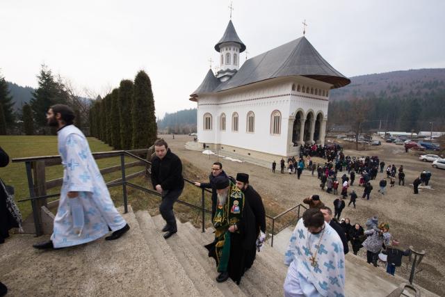 Hram la Sihăstria Putnei: „În momentul în care păcătuim, se face zid între noi și Dumnezeu”