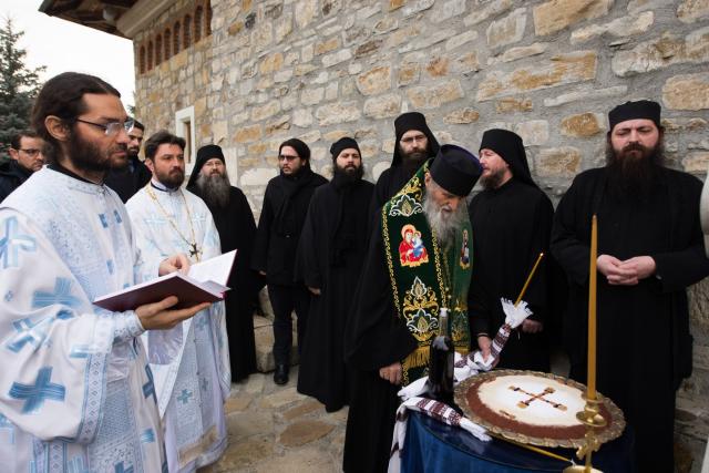 Hram la Sihăstria Putnei: „În momentul în care păcătuim, se face zid între noi și Dumnezeu”