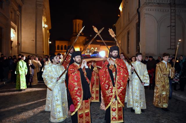Moaştele Sfinţilor Trei Ierarhi vor fi purtate în procesiune la Catedrala Patriarhală
