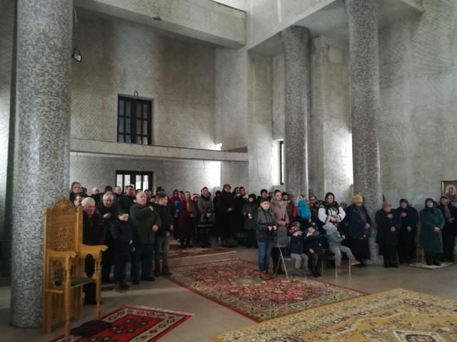 IPS Mitropolit Teofan, în Parohia botoșăneană Doina: „Simțim nevoia prezenței în viața noastră a Maicii Domnului”