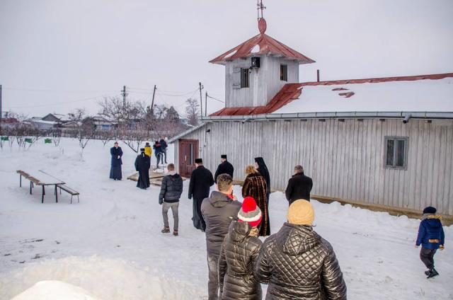 IPS Mitropolit Teofan, în Parohia botoșăneană Doina: „Simțim nevoia prezenței în viața noastră a Maicii Domnului”