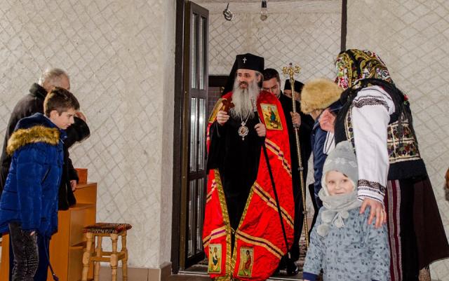 IPS Mitropolit Teofan, în Parohia botoșăneană Doina: „Simțim nevoia prezenței în viața noastră a Maicii Domnului”