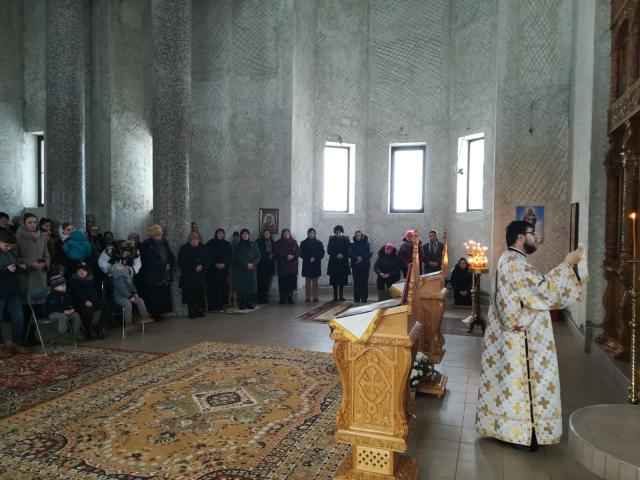 IPS Mitropolit Teofan, în Parohia botoșăneană Doina: „Simțim nevoia prezenței în viața noastră a Maicii Domnului”