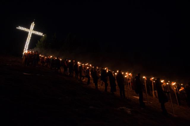 Tinerii din ASCOR au marcat începutul Anului Centenar: Cifra 100 scrisă cu torțe pe Dealul Crucii de la Mănăstirea Putna