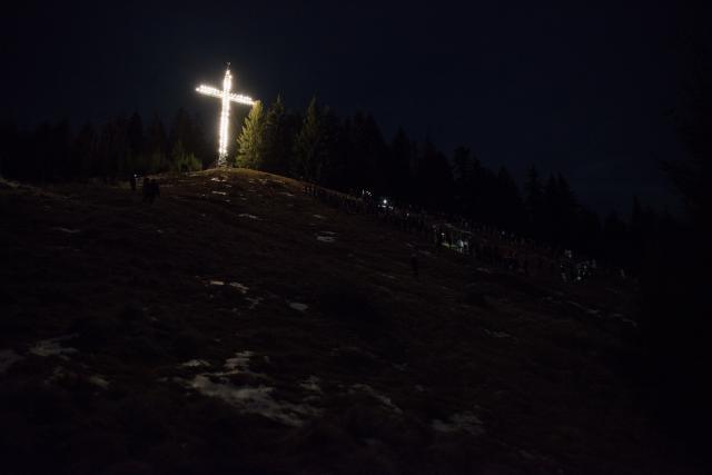 Tinerii din ASCOR au marcat începutul Anului Centenar: Cifra 100 scrisă cu torțe pe Dealul Crucii de la Mănăstirea Putna