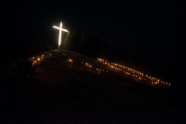 Tinerii din ASCOR au marcat începutul Anului Centenar: Cifra 100 scrisă cu torțe pe Dealul Crucii de la Mănăstirea Putna