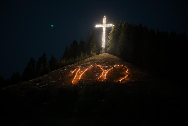 Tinerii din ASCOR au marcat începutul Anului Centenar: Cifra 100 scrisă cu torțe pe Dealul Crucii de la Mănăstirea Putna