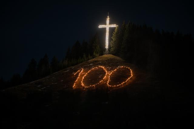 Tinerii din ASCOR au marcat începutul Anului Centenar: Cifra 100 scrisă cu torțe pe Dealul Crucii de la Mănăstirea Putna