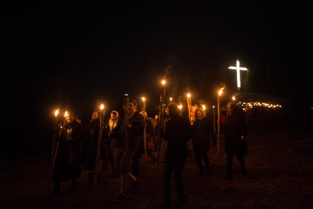 Tinerii din ASCOR au marcat începutul Anului Centenar: Cifra 100 scrisă cu torțe pe Dealul Crucii de la Mănăstirea Putna