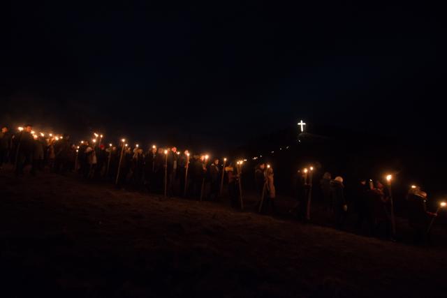 Tinerii din ASCOR au marcat începutul Anului Centenar: Cifra 100 scrisă cu torțe pe Dealul Crucii de la Mănăstirea Putna