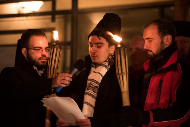 Tinerii din ASCOR au marcat începutul Anului Centenar: Cifra 100 scrisă cu torțe pe Dealul Crucii de la Mănăstirea Putna