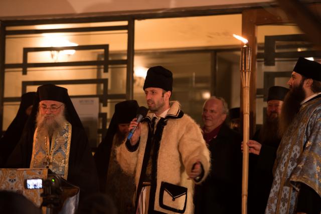 Tinerii din ASCOR au marcat începutul Anului Centenar: Cifra 100 scrisă cu torțe pe Dealul Crucii de la Mănăstirea Putna