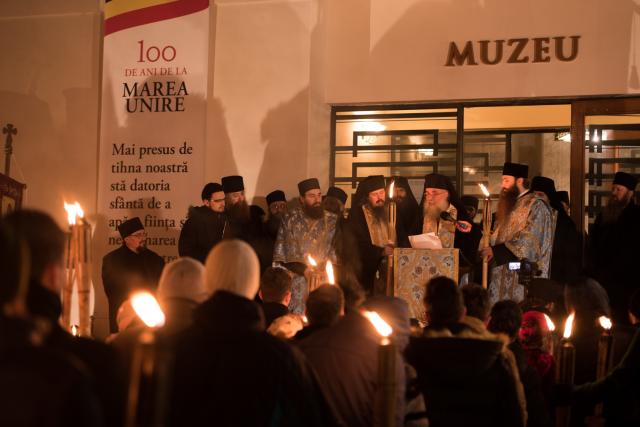 Tinerii din ASCOR au marcat începutul Anului Centenar: Cifra 100 scrisă cu torțe pe Dealul Crucii de la Mănăstirea Putna