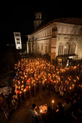 Tinerii din ASCOR au marcat începutul Anului Centenar: Cifra 100 scrisă cu torțe pe Dealul Crucii de la Mănăstirea Putna