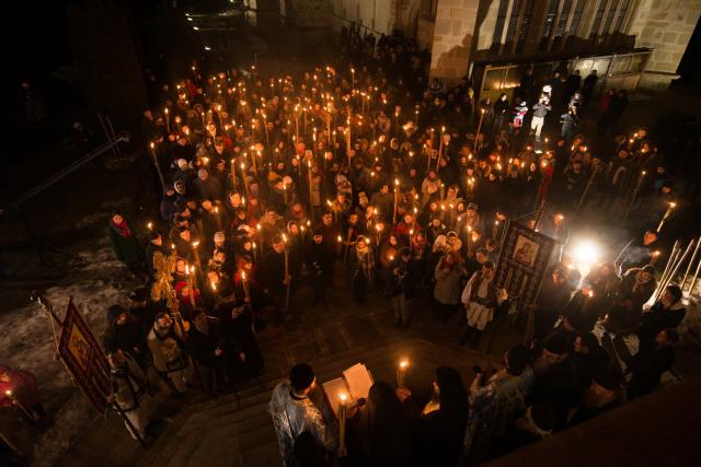Tinerii din ASCOR au marcat începutul Anului Centenar: Cifra 100 scrisă cu torțe pe Dealul Crucii de la Mănăstirea Putna