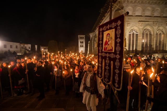 Tinerii din ASCOR au marcat începutul Anului Centenar: Cifra 100 scrisă cu torțe pe Dealul Crucii de la Mănăstirea Putna