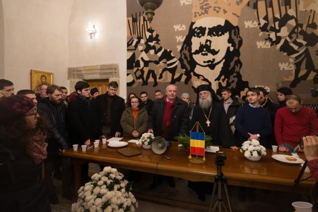 Tinerii din ASCOR au marcat începutul Anului Centenar: Cifra 100 scrisă cu torțe pe Dealul Crucii de la Mănăstirea Putna