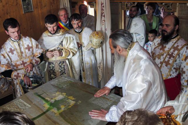 IPS Teofan sfințind Sfânta Masă