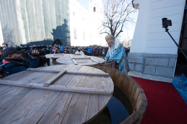 Sfinţirea cea mare a apei la Catedrala Mitropolitană din Iaşi: „Curățește-te, omule, de tot ceea ce ai adunat ca întinăciune și păcat!”
