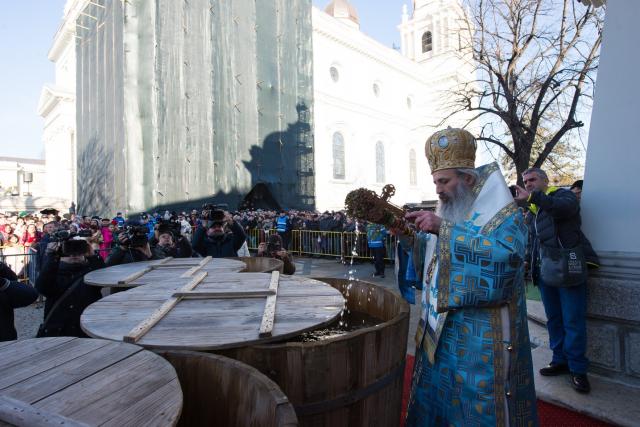 Sfinţirea cea mare a apei la Catedrala Mitropolitană din Iaşi: „Curățește-te, omule, de tot ceea ce ai adunat ca întinăciune și păcat!”