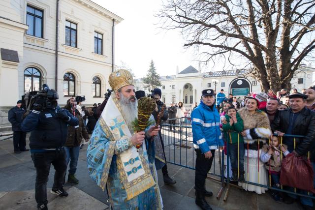 Sfinţirea cea mare a apei la Catedrala Mitropolitană din Iaşi: „Curățește-te, omule, de tot ceea ce ai adunat ca întinăciune și păcat!”