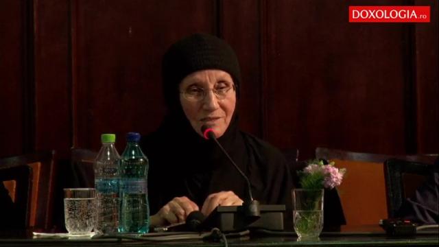 (Video) Iubirea și dependența emoțională – Cum le deosebim? – Maica Siluana Vlad