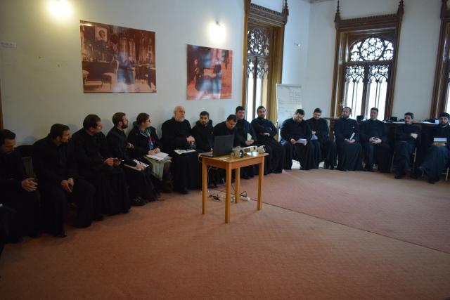 Întâlnire de lucru pentru îmbunătăţirea activităţilor cu tinerii