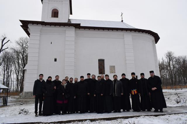 Întâlnire de lucru pentru îmbunătăţirea activităţilor cu tinerii