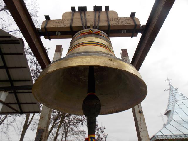 „Clopotul Unirii“ sfinţit de Preasfinţitul Calinic Botoşăneanul
