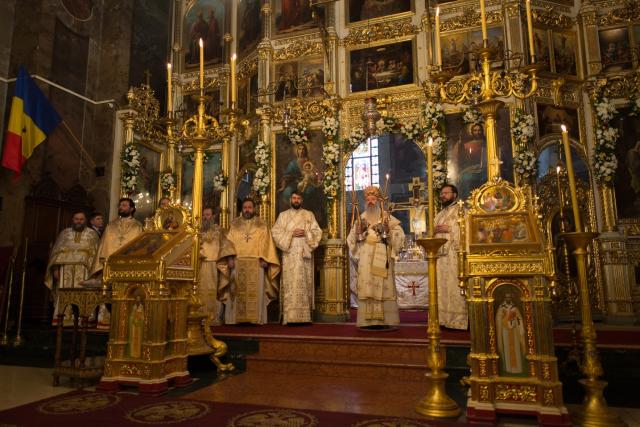 5 ierarhi și zeci de preoți și diaconi, la hramul istoric al Catedralei Mitropolitane din Iași