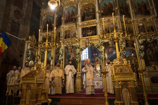 5 ierarhi și zeci de preoți și diaconi, la hramul istoric al Catedralei Mitropolitane din Iași