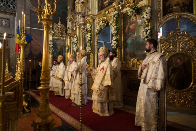 5 ierarhi și zeci de preoți și diaconi, la hramul istoric al Catedralei Mitropolitane din Iași
