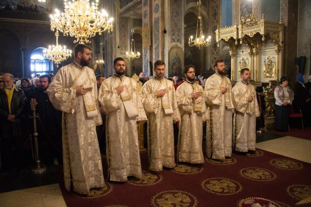 5 ierarhi și zeci de preoți și diaconi, la hramul istoric al Catedralei Mitropolitane din Iași