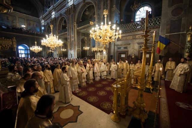 5 ierarhi și zeci de preoți și diaconi, la hramul istoric al Catedralei Mitropolitane din Iași