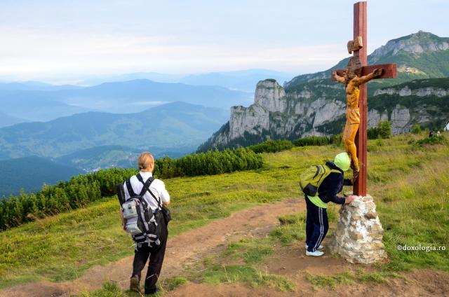 cruce de lemn pe vârf de munte