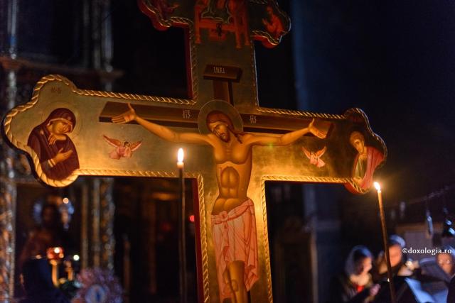 (Video) Hristos a murit pe Cruce îmbrățișându-ne