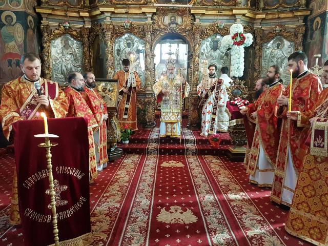 Liturghie arhierească la catedrala din Roman