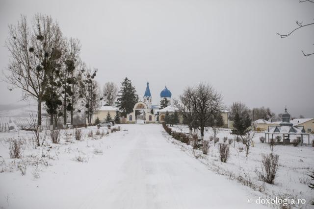 (Foto) Pelerin la Mănăstirea Frumoasa din Basarabia