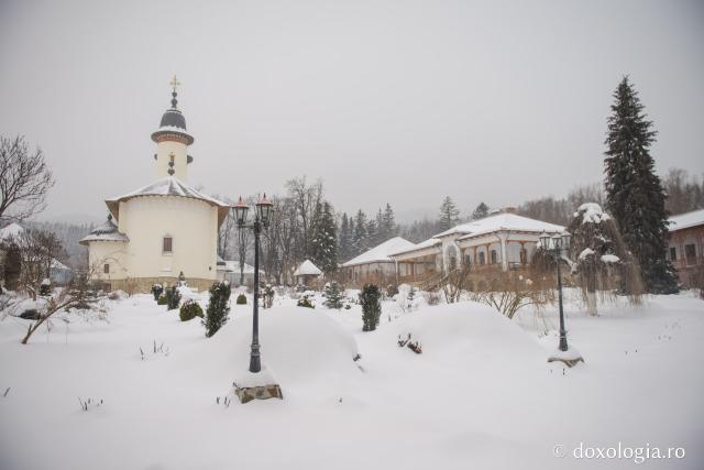 (Foto) Pelerin la Mănăstirea Văratec