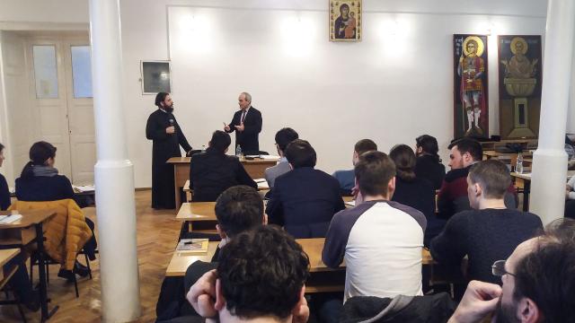 Profesorul Nikolaos Xionis, alături de studenţii Facultăţii de Teologie Ortodoxă din Iaşi