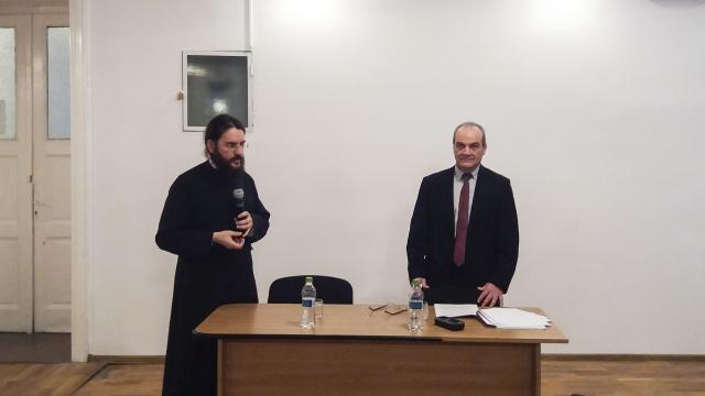 Profesorul Nikolaos Xionis, alături de studenţii Facultăţii de Teologie Ortodoxă din Iaşi