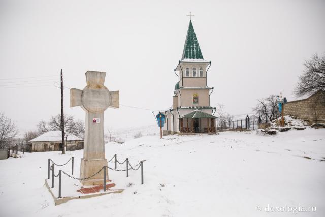 (Foto) Închinare în Biserica „Pogorârea Duhului Sfânt” din satul Răzălăi – Basarabia