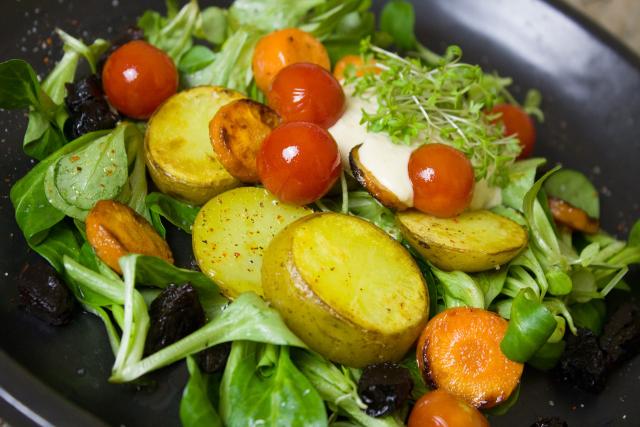 Salată cu legume coapte