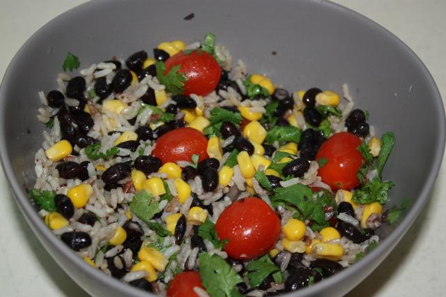 Salată nutritivă cu fasole neagră