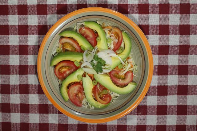 Salată de varză cu avocado