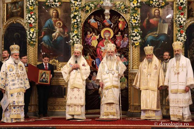 (Video) „Sfinții canonizați astăzi ne arată cum trebuie să fie un ierarh al Bisericii și la ce înălțime se poate înălța un credincios în viața de familie” – IPS Teofan