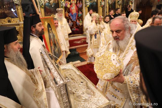 (Foto) Închinare la Sfintele Moaște — Proclamarea Canonizării Sfântului Ierarh Iosif cel Milostiv și a Sfântului Gheorghe Pelerinul