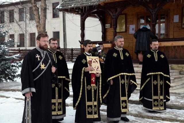Sfânta Liturghie arhierească şi sfinţire de drapel la unitatea militară din Tătăraşi
